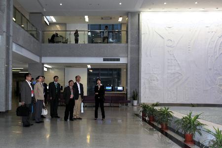 专家组成员参观仙林校区图书馆大厅